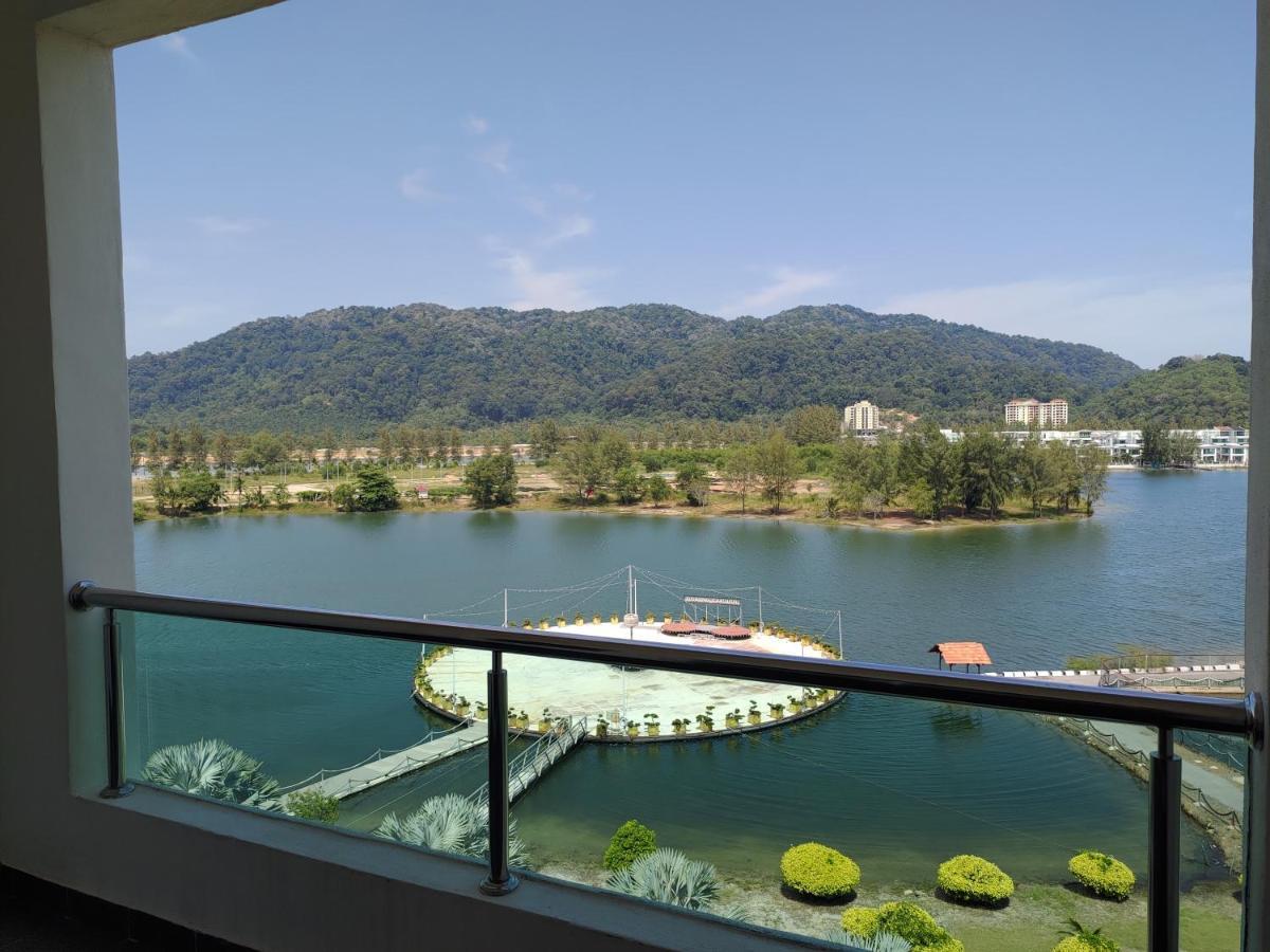 Marina Island Couple Home Stay Lumut Exterior foto